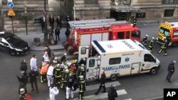 2017年2月3日卢浮宫出事后，有人受伤，被抬上救护车（Sheng Zihao提供给美联社的图片）
