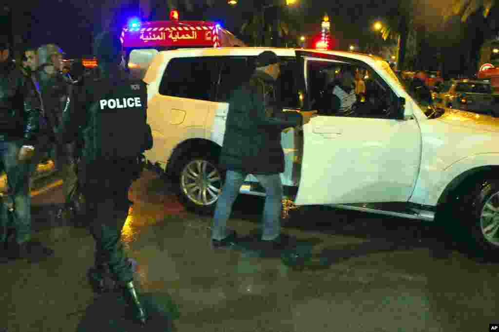 አብ ቱኒዝያ አባላት ጸጥታ ፕረዝደንት ሒዛ ትጉዓዝ አብ ዝነበረት አውቶቡስ ብዘጋጠመ መጥቃዕቲ ብውሑዱ 12 ሰባት ሞይቶም።