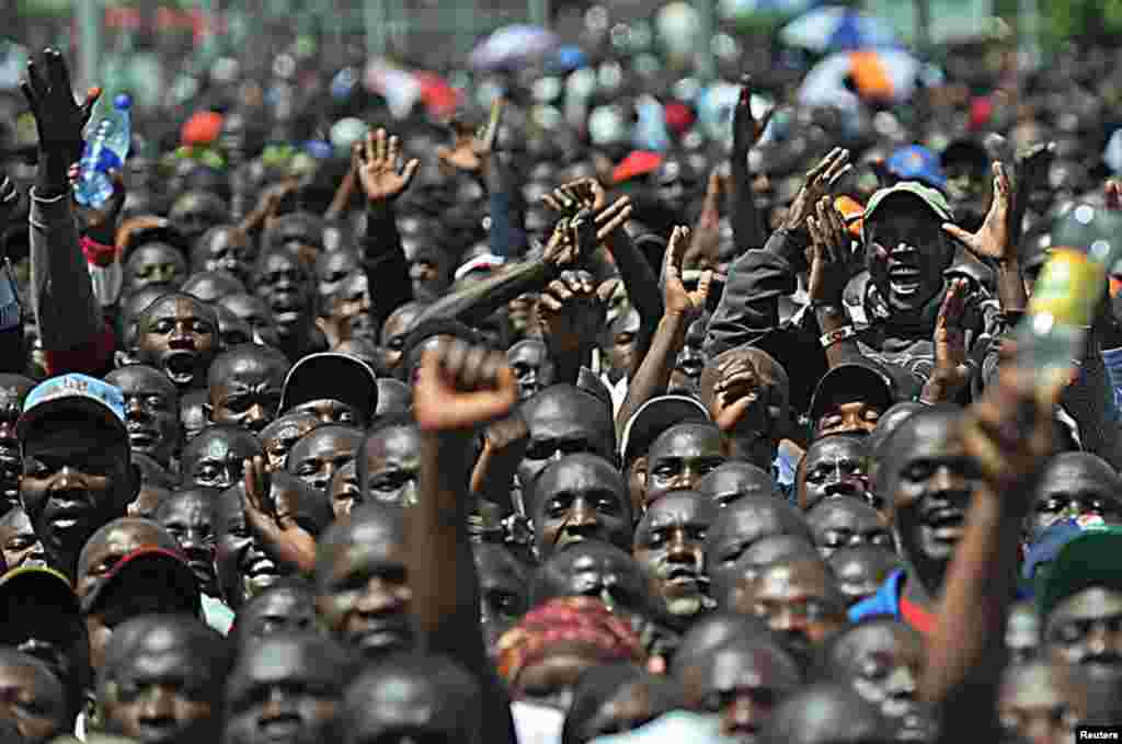 Watu wahudhuria mkutano wa hadhara ulofanywa na waziri mkuu Riala Odinga Kisumu