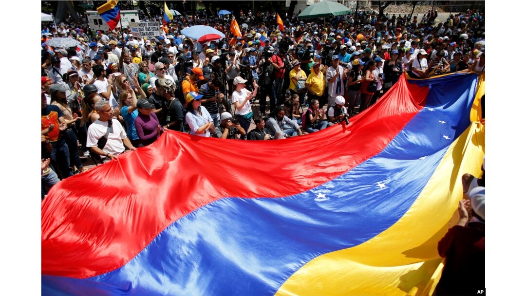 Demo anti pemerintah menentang Presiden Nicolas Maduro di Caracas 12 Agustus 2017