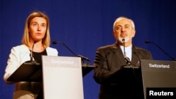 Kepala Kebijakan Luar Negeri Uni Eropa, Federica Mogherini, kiri, menyampaikan sebuah pernyataan bersama Menteri Luar Negeri Iran Mohammad Javad Zarif di Lausanne, Swiss, 2 April 2015.