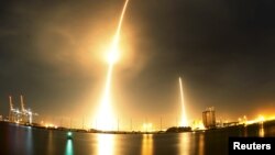 这张照片把美国民营“太空探索科技公司”（SpaceX）星期一发射“猎鹰”9号火箭（左）的景象和火箭第一级推进器返回地面回收地点（右）的景象放在一起展示。