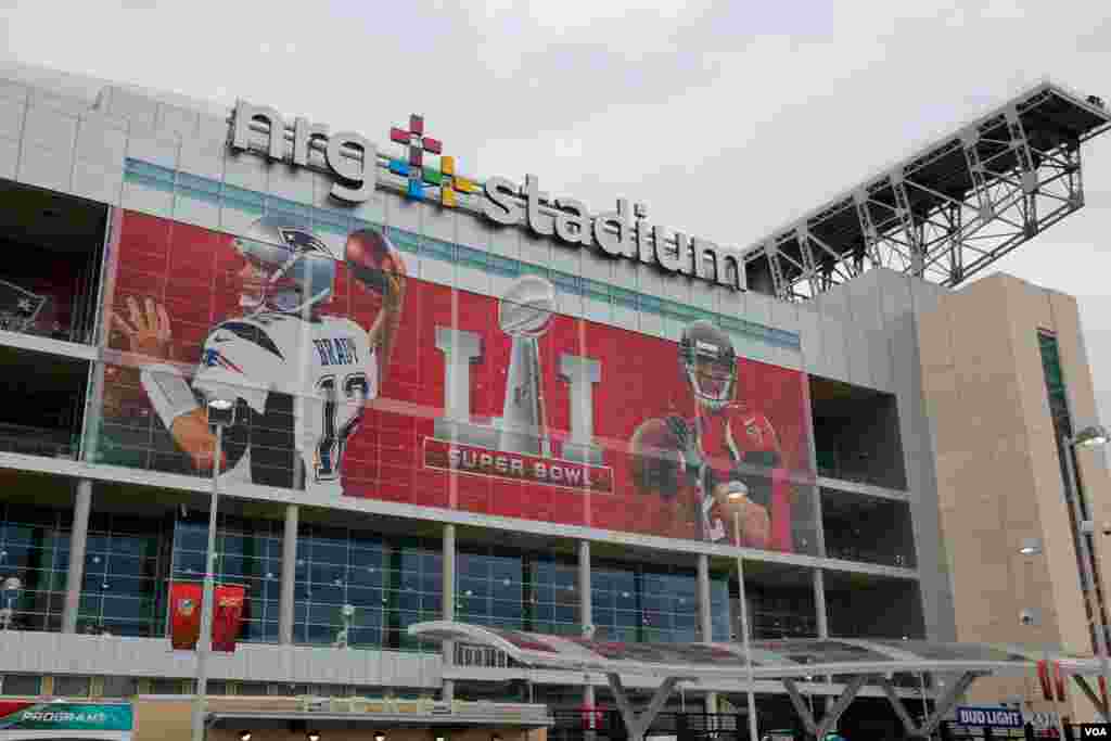 Stadion NRG di Houston, Texas, yang tahun ini menjadi tuan rumah pertandingan Super Bowl, acara olahraga tahunan terbesar di Amerika Serikat. (VOA/B. Allen)