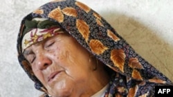 Một người phụ nữ than khóc vì cháu của bà, Oussama Achour, bị lực lượng thân Gadhafi giết chết, 31/5/2011