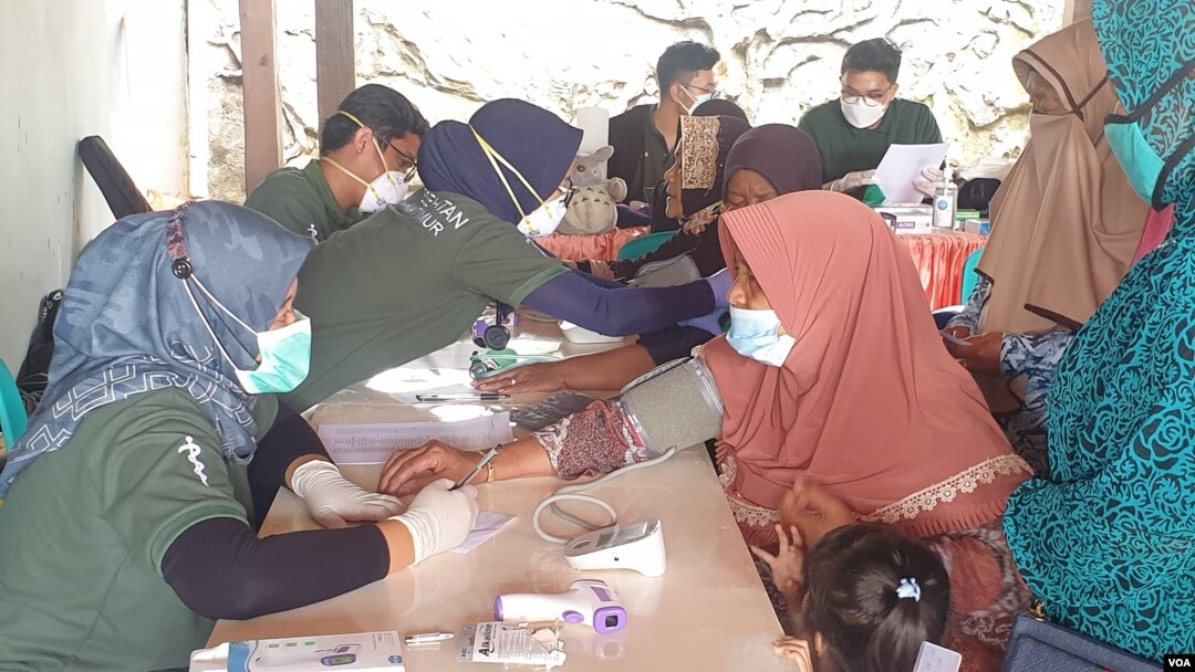 Beberapa warga lansia diperiksa oleh dokter dan perawat di sebuah Posko kesehatan (foto Petrus Riski-VOA).