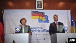 ліворуч: Канцлер Німеччини Анґела Меркель під час зустрічі з прем’єром Косова Хашимом Тачі