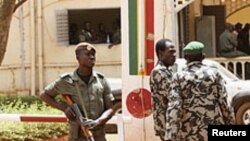 Des soldats montent la garde au camp de Kati, quartier général de la junte, non loin de Bamako.