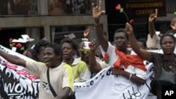Abalandeli be Women of Zimbabwe Arise (WOZA) benza abakujayeleyo ezitaladini zeBulawayo.