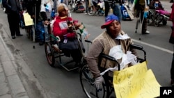 Un dirigente sindical afirmó que más de 100 trabajadores fueron detenidos en Cochabamba.