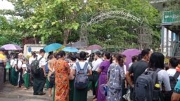 ရခိုင္ျပည္နယ္ စစ္ေတြၿမိဳ႕အတြင္းက အေျခခံပညာ ေက်ာင္းသူ ေက်ာင္းသားမ်ားနဲ႔ ေက်ာင္းသားမိဘမ်ား။ (ဇြန္ ၀၁၊ ၂၀၂၁)