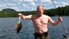 Putin phơi ngực trần đi câu cá ở Siberia