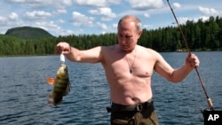 Ông Putin đi câu cá ở Siberia hồi đầu tháng Tám.