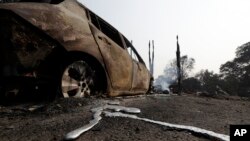 加州莱克波特一辆被野火烧毁的汽车,从车下流出熔化的金属。(2018年7月31日)