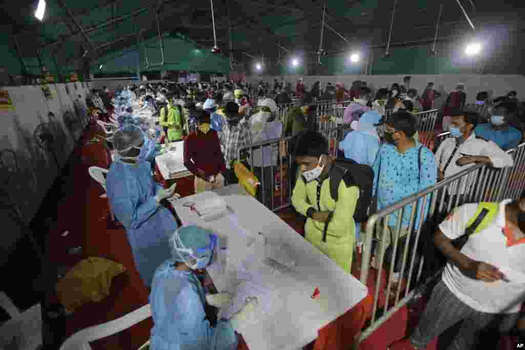 အိႏၵိယႏုိင္ငံ Ahmedabad ၿမိဳ႕မွာ COVID-19 စစ္ေဆးဖို႔ တန္းစီေနသူမ်ား။ (စက္တင္ဘာ ၁၈၊ ၂၀၂၀)