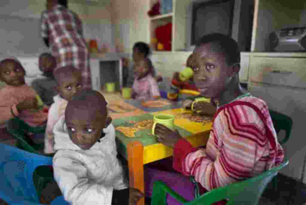 Este orfanato en las afueras de Nairobi, Kenia, cuida 100 niños cuyos padres murieron de SIDA.