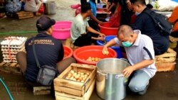 11.000 butir telur rebus disiapkan di dapur umum Pemkot Surabaya selama pandemi virus corona (foto Petrus Riski-VOA)