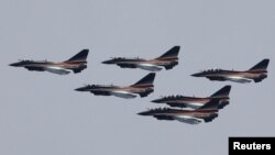 中國空軍殲10戰機表演隊參加巴基斯坦閱兵日前的彩排。（2019年3月18日）