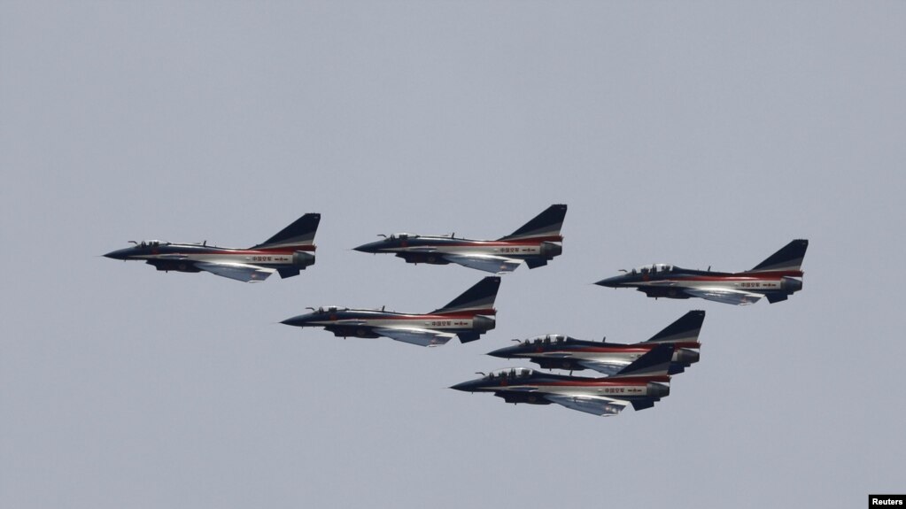 资料照：中国空军歼10战机表演队参加巴基斯坦阅兵日前的彩排。（2019年3月18日）(photo:VOA)