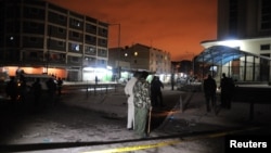 星期五肯尼亞首都內羅畢一個清真寺外發生爆炸後﹐警察正檢查爆炸現場