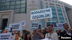 Protesters demonstrate outside a court as they demand the release of 14 college students who are on trial for opposing Turkey's incursion in northern Syria against the Kurdish YPG militia in Istanbul, Turkey, June 6, 2018. The top banner reads: "Freedom to Bogazici," or Bosphorus University.