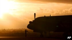 Pesawat P3 Orion milik Korea Selatan kembali dari pencarian pesawat Malaysia Airlines di Perth, Australia, Minggu (30/3). (AP/Rob Griffith)