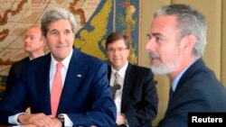 U.S. Secretary of State John Kerry (L) and Brazilian Foreign Minister Antonio Patriota speak during a meeting at Itamaraty Palace in Brasilia, Aug. 13, 2013. 