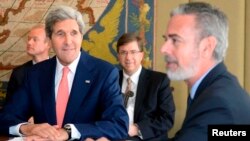  ທ່ານ John Kerry ລັດຖະມົນ​ຕີ​ການຕ່າງປະ​ເທດສະຫະລັດ (ຊ້າຍ) ຟັງທ່ານ Antonio Patriota (ຂວາ) ລັດຖະມົນ​ຕີ​ການຕ່າງປະ​ເທດບຣາຊິລ ກ່າວຄໍາປາໄສ ຢູ່ໃນກອງປະຊຸມ ທີ່ຈັດຂຶ້ນໃນທໍານຽບ Itamaraty ທີ່ນະຄອນຫລວງ Brasilia, ໃນວັນທີ 13 ສິງຫາ 2013. 