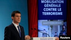 El primer ministro francés, Manuel Vals, anuncia las nuevas medidas de seguridad y contra el terrorismo.