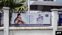 Un panneau publicitaire annonce des produits pour restaurer la couleur naturelle de la peau sur la route Spintex à Accra, le 2 juillet 2018.