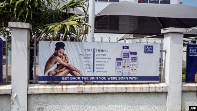 Un panneau publicitaire annonce des produits pour restaurer la couleur naturelle de la peau sur la route Spintex à Accra, le 2 juillet 2018.