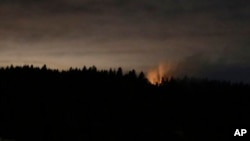 워싱턴 주 케트론 섬에서 사고 비행기가 떨어진 지점에서 화염과 연기가 올라오고 있다.