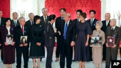 지난 6일 일본을 방문한 도널드 트럼프 미국 대통령(앞줄 오른쪽 네번째)이 일본인 납북 피해자 가족을 만난 자리에서 아베 신조 일본 총리와 악수하고 있다. 이 자리에는 요코타 메구미 씨의 부모와 남동생 테츠야 씨 등이 참석했다. 