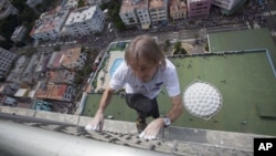 Con 50 años, Alain Robert se ha hecho famoso escalando a mano limpia los edificios más altos del mundo.