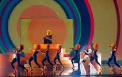 Doja Cat (ketiga dari kanan) dan SZA (kiri atas), tampil bersama penari latar di Billboard Music Awards di Microsoft Theater, Los Angeles, 21 Mei 2021.