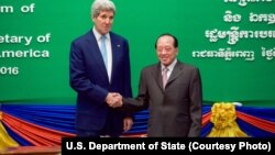 U.S. Secretary of State John Kerry, left, shakes hands with Cambodian Foreign Minister and Deputy Prime Minister Hor Namhong before a bilateral meeting at the Ministry of Foreign Affairs in Phnom Penh, Cambodia, Jan. 26, 2016.