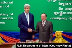 U.S. Secretary of State John Kerry, left, shakes hands with Cambodian Foreign Minister and Deputy Prime Minister Hor Namhong before a bilateral meeting at the Ministry of Foreign Affairs in Phnom Penh, Cambodia, Jan. 26, 2016.