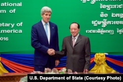 ທ່ານ John Kerry (ຊ້າຍ), ຈັບ​ມື​ກັບ​ລັດຖະມົນຕີ​ການ​ຕ່າງປະ​ເທດ ​ແລະ ຮ​ອງລັດຖະມົນຕີ​ການ​ຕ່າງ​ປະ​ເທດ​ ທ່ານ Hor Namhong ກ່ອນ​ກອງ​ປະຊຸມ​ສອງ​ຝ່າຍ ​ໃນ​ກະຊວງ​ການ​ຕ່າງປະ​ເທດ​ທີ່​ນະຄອນ​ພະນົມ​ເປັນ, ກຳປູ​ເຈຍ, 26 ມັງກອນ, 2016.