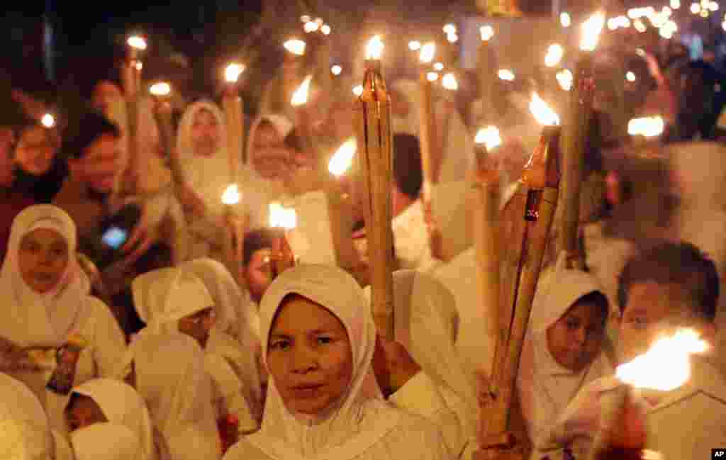 이슬람교 신년 전야를 축하하기 위해 인도네시아 자카르타에서 열린 행렬에서, 이슬람교 신자들이 횃불을 들고있다.