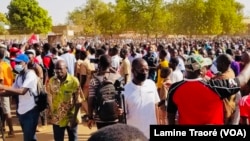 Les marcheurs se réunissent à la "Place des martyrs" de Fada, au Burkina Faso, le 24 avril 2021.