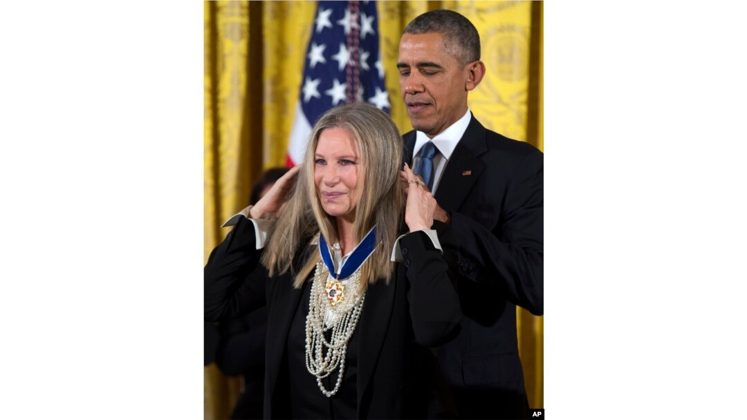 Presiden AS Barack Obama mengalungkan penghargaan Medal of Freedom kepada Barbra Streisand.