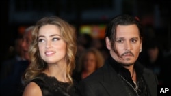 Johnny Depp dan Amber Heard (kiri), saat menghadiri festival film di London, Inggris, 11 Oktober 2015. (Foto: dok)