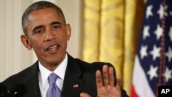 Presiden Barack Obama menjawab pertanyaan dari wartawan mengenai kesepakatan nuklir Iran dalam konferensi pers di Ruang Timur Gedung Putih, Selasa (15/7).