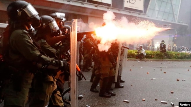 一香港警察向示威者发射催泪弹。路透社