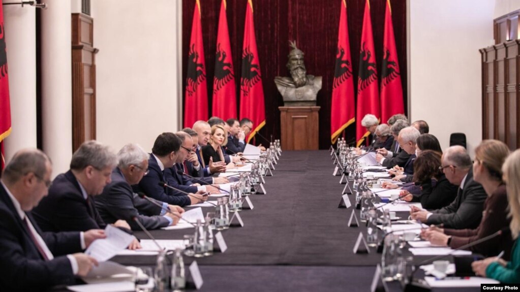 Teatri, Meta thërret opozitën dhe ambasadorët e BE