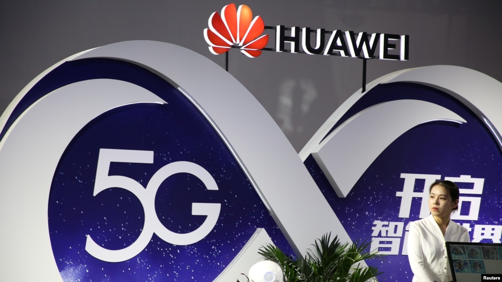 在北京国际信息通信展览会上的华为展位显示5G技术。(2018年9月28日)