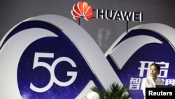 在北京国际信息通信展览会上的华为展位显示5G技术。（2018年9月28日）