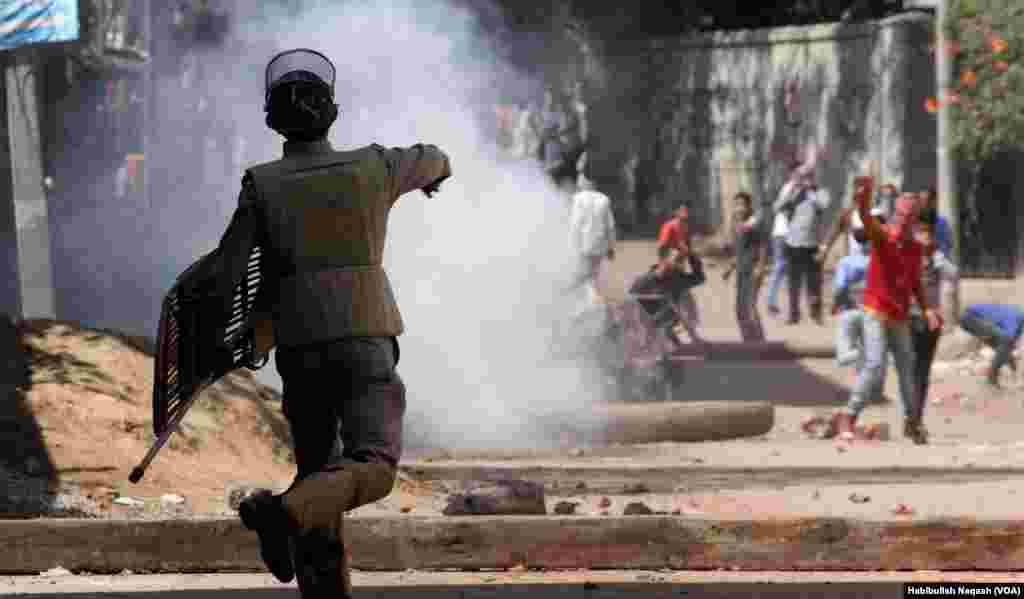 بھارت کے زیر انتظام کشمیر میں سکیورٹی فورسز اور مظاہرین کے درمیان جھڑپیں روز کا معمول بن گیا ہے۔