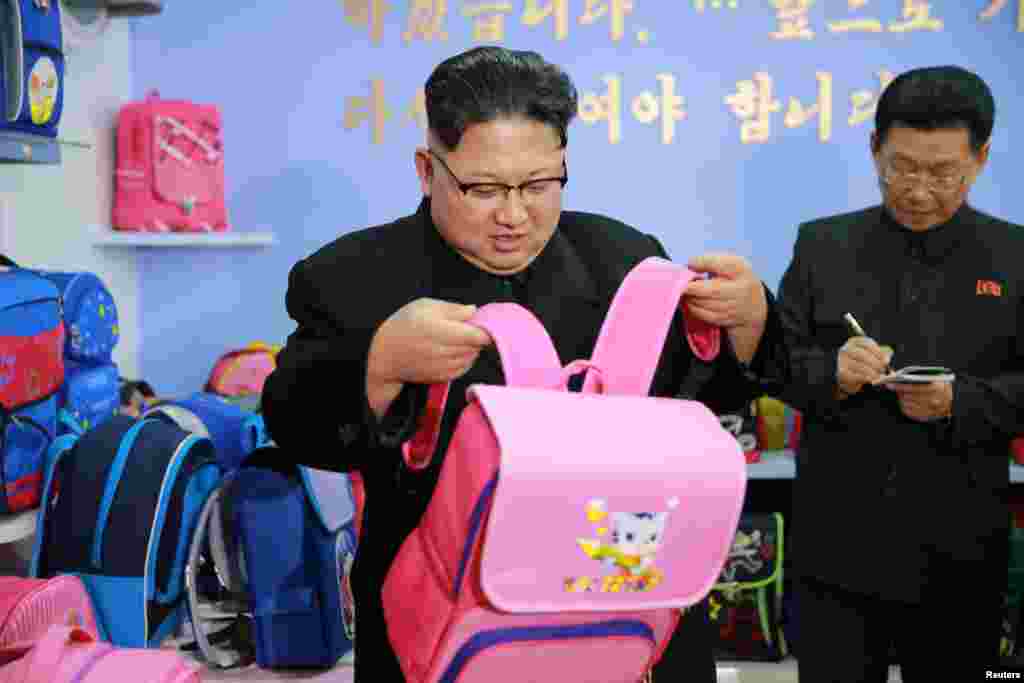 김정은 북한 노동당 위원장이 새로 건설된 평양가방공장을 현지지도했다고 5일 조선중앙통신이 보도했다.