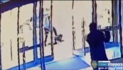 Gambar dari kamera CCTV yang dirilis oleh Kepolisian Kota New York menunjukkan tersangka (belakang tengah) menyerang seorang perempuan Asia-Amerika yang terjatuh di trotoar, di New York, Senin, 29 Maret 2021.
