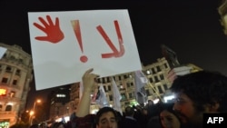 Des manifestants égyptiens participent à une manifestation au Caire contre le harcèlement sexuel, le 12 février 2013.